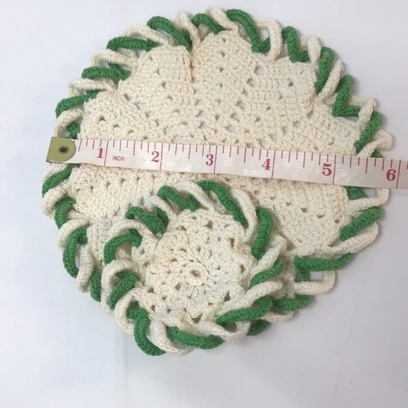 Vintage doilies Green trimmed cream or ecru off white Handmade set crochet - Picture 5 of 7